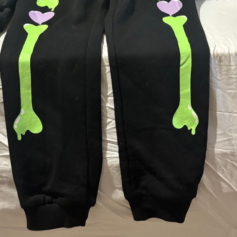 H & m 7/8 Glow-in-the-Dark Skeleton
Sweatshirt Set for Kids new with tags nwt - Picture 2 of 15
